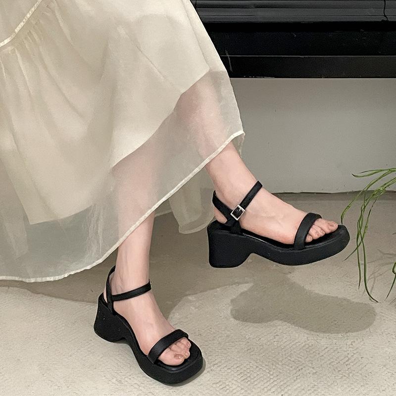 Internet Celebrity Explosion Retro Black Platform Word Sandals Women 2025 New Summer Wear High Sense Heightening Sandals