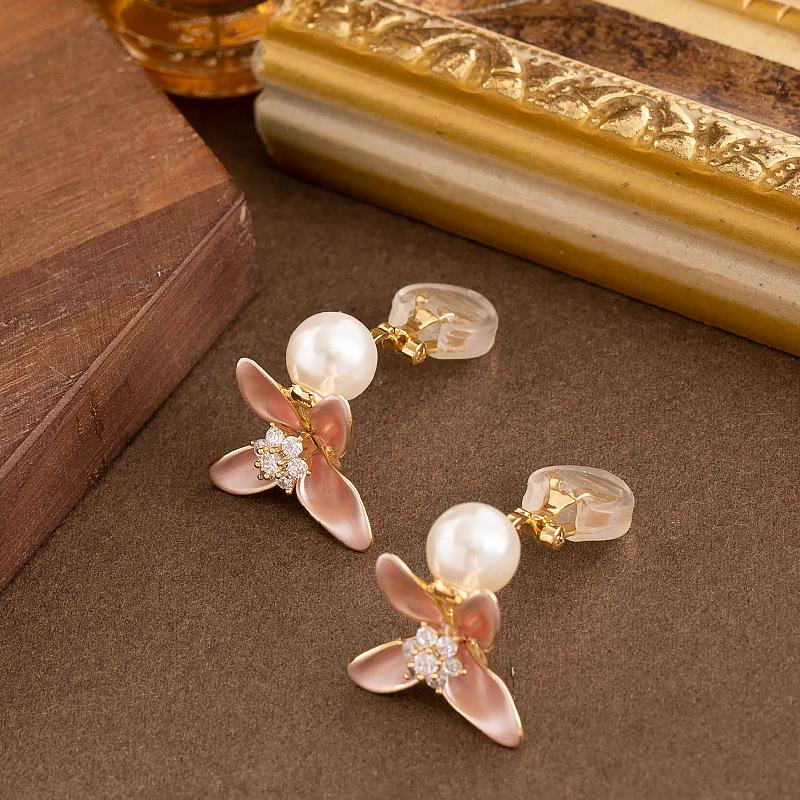 Sweet Temperament Dopamine Pink Enamel Oil Dripping Pearl Flower Ear Clips Women s Ear Piercing High-end Earrings розовый