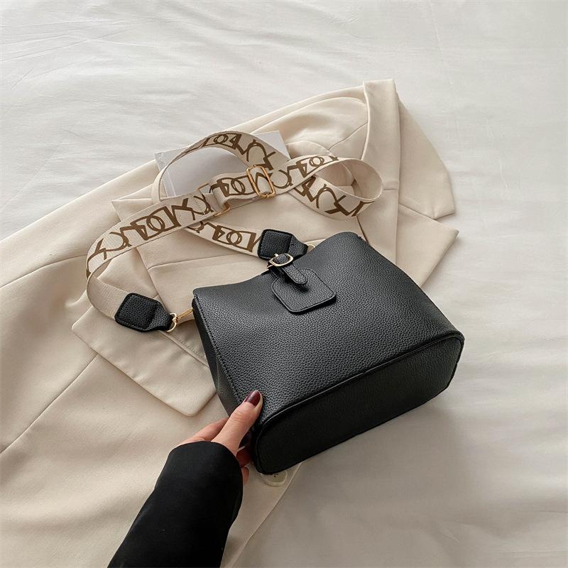 

В этом году 2024 новый тренд моды популярная ручная сумка в иностранном стиле повседневная сумка-мессенджер простая модная сумка-ведро для женщин чёрный