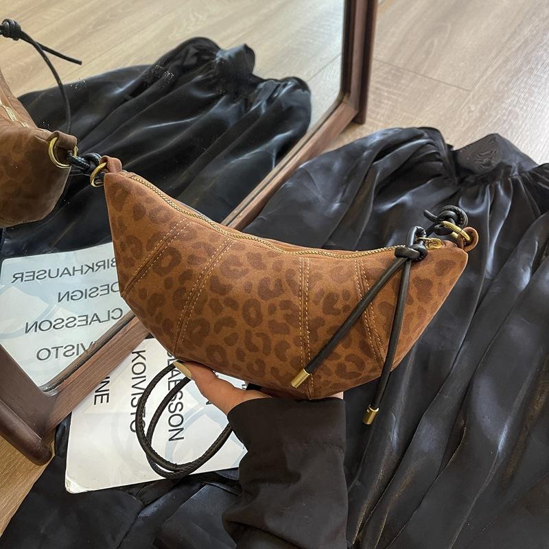 2025 New Korean Niche Croissant Bag Female Sen Meng Casual Simple Messenger Dumpling Bag Daily Commuter Mobile Phone Bag