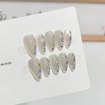 ציפורניים מלאכותיות – טיפסים וציפורניים להדבקה