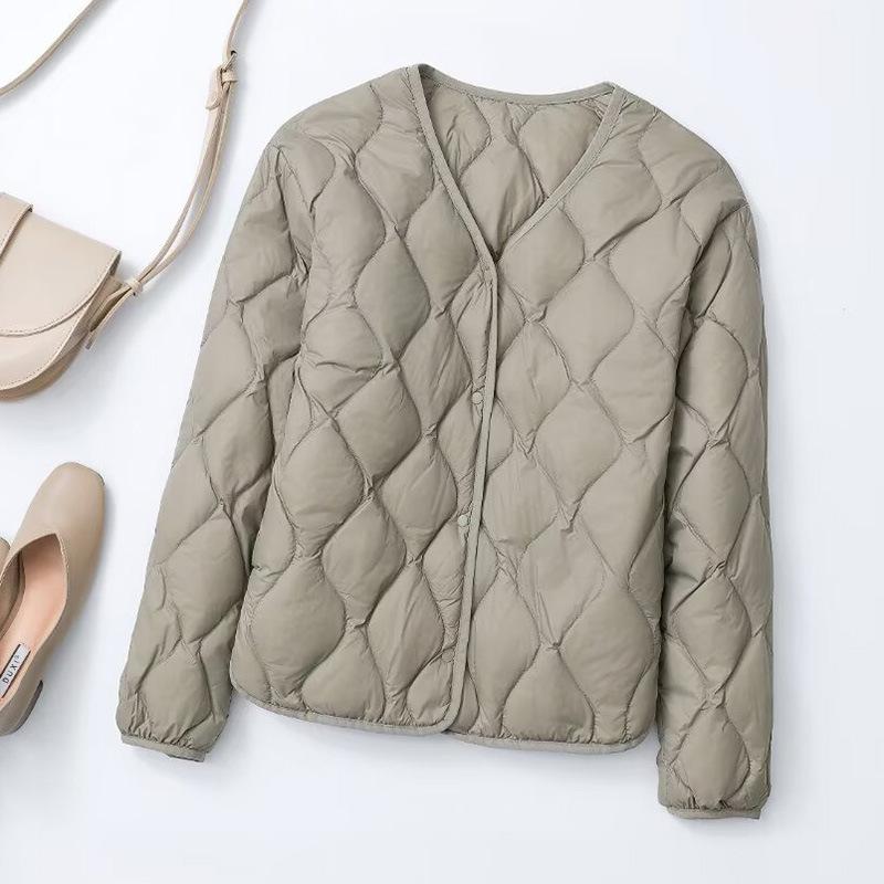 In autumn and winter, loose and light down jackets are worn in women's liners with collarless short thermal jackets and clouds.