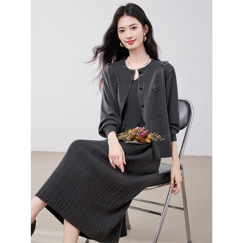 Элегантный вязаный комплект из двух предметов с 3D-цветами M