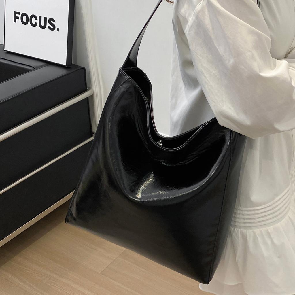 Fashion new minimalist style casual commuter versatile shoulder bag large capacity commuter tote bag oil wax leather armpit bag