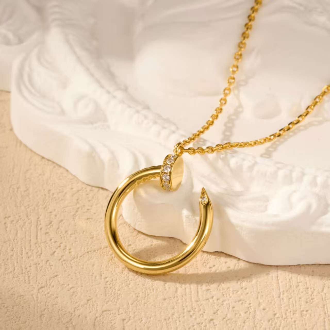 

Diamond-encrusted Nail Necklace CNC Carved Pendant Collarbone Chain Light Luxury Seiko Non-fading Jewelry V gold