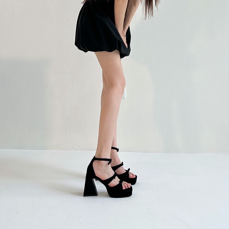 

Сандалии на толстом каблуке из коагулированной травы женские летние 2025 новые ремешок с пряжкой в одно слово маленькая женщина показывает рост водонепроницаемые туфли на высоком каблуке 35