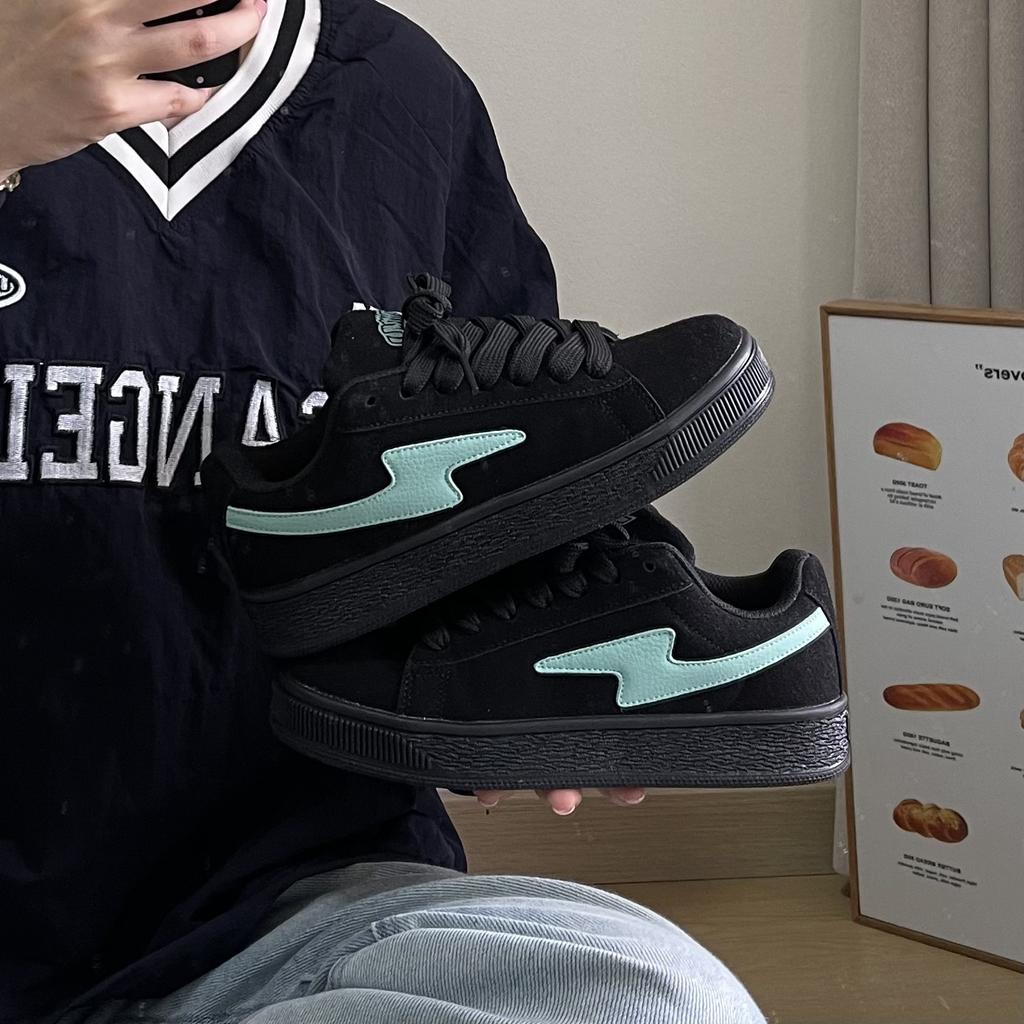 Nuove sneakers estive chic nere con punta a lavagna, scarpe casual da skateboard per studenti