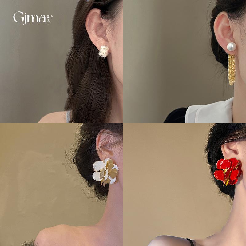 French Baroque Pearl Flower Tassel Earrings: Elegant Silver Needle Studs with a Light Luxury Touch