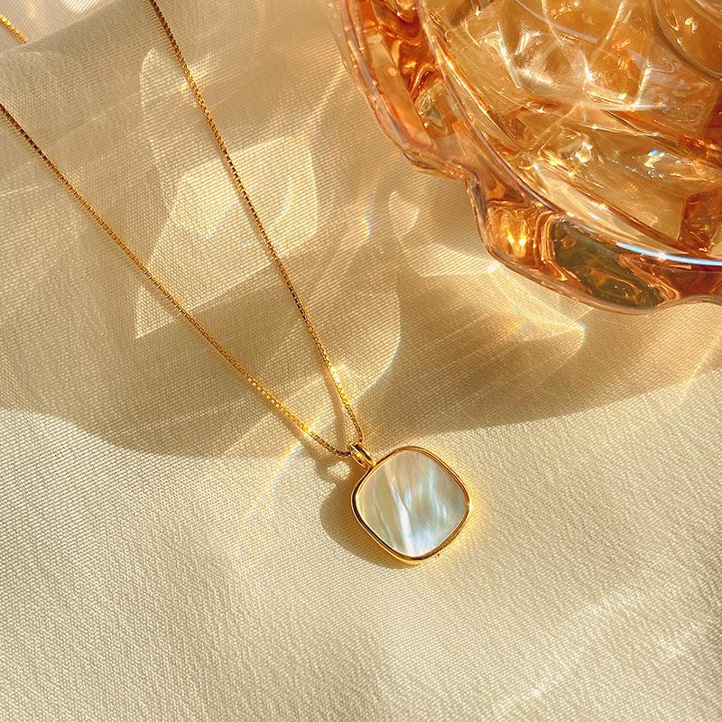 French Light Luxury Geometric Square Shell Necklace, Simple Niche Design, High-End Golden Collarbone Chain For Women