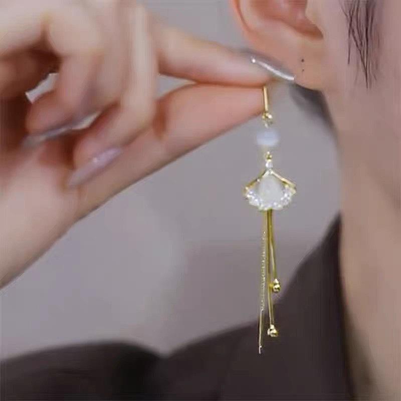 Niche Fashion Design Sense, One Leaf Gets Rich, Ginkgo Biloba Anti-loss Earphones, Advanced Sense Shows Face, Thin and Long Fringed Earrings