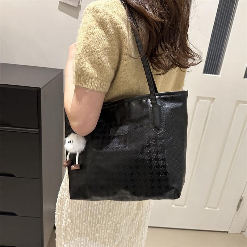 Stylish Street Fashion 2024 New Large Capacity Tote Bag For Women With Zipper Closure And Inner Pocket In Black Pink And Brown