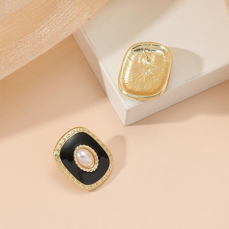 European American Trendy Square Geometric Pearl Earrings with High-End Oil Dropping Design