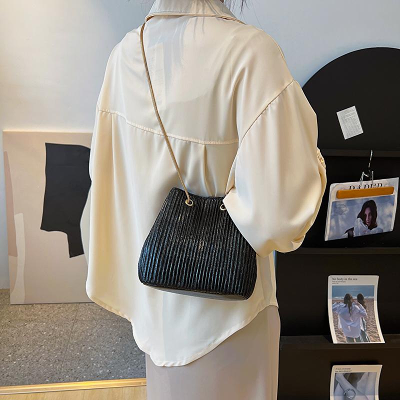 Women's Shoulder Bag New Chain Bucket Bag Underarm Bag Small Fragrance Bag Fashion and Casual Versatile Wrinkle Crossbody