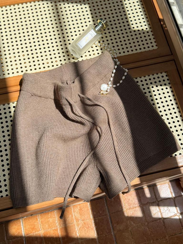 Graue A-Linien-Strickshorts im koreanischen Stil für Damen – Elastischer Bund, Weiter Beinschnitt, Hüftbetont, Schlankmachend, Perfekt für Herbst & Winter