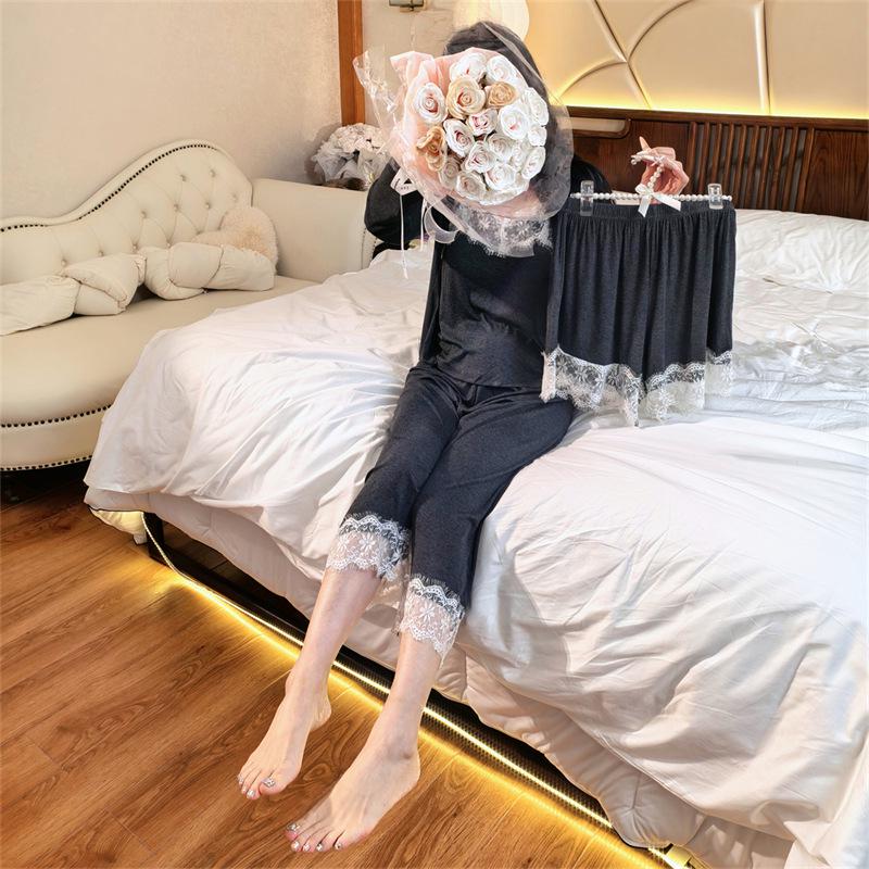 Damen Vier-Teile Pyjama-Set: Trägerhemd, Morgenmantel und kleine Sieben-Punkte-Hose mit Brustpolstern - Modal-Homewear für alle Jahreszeiten