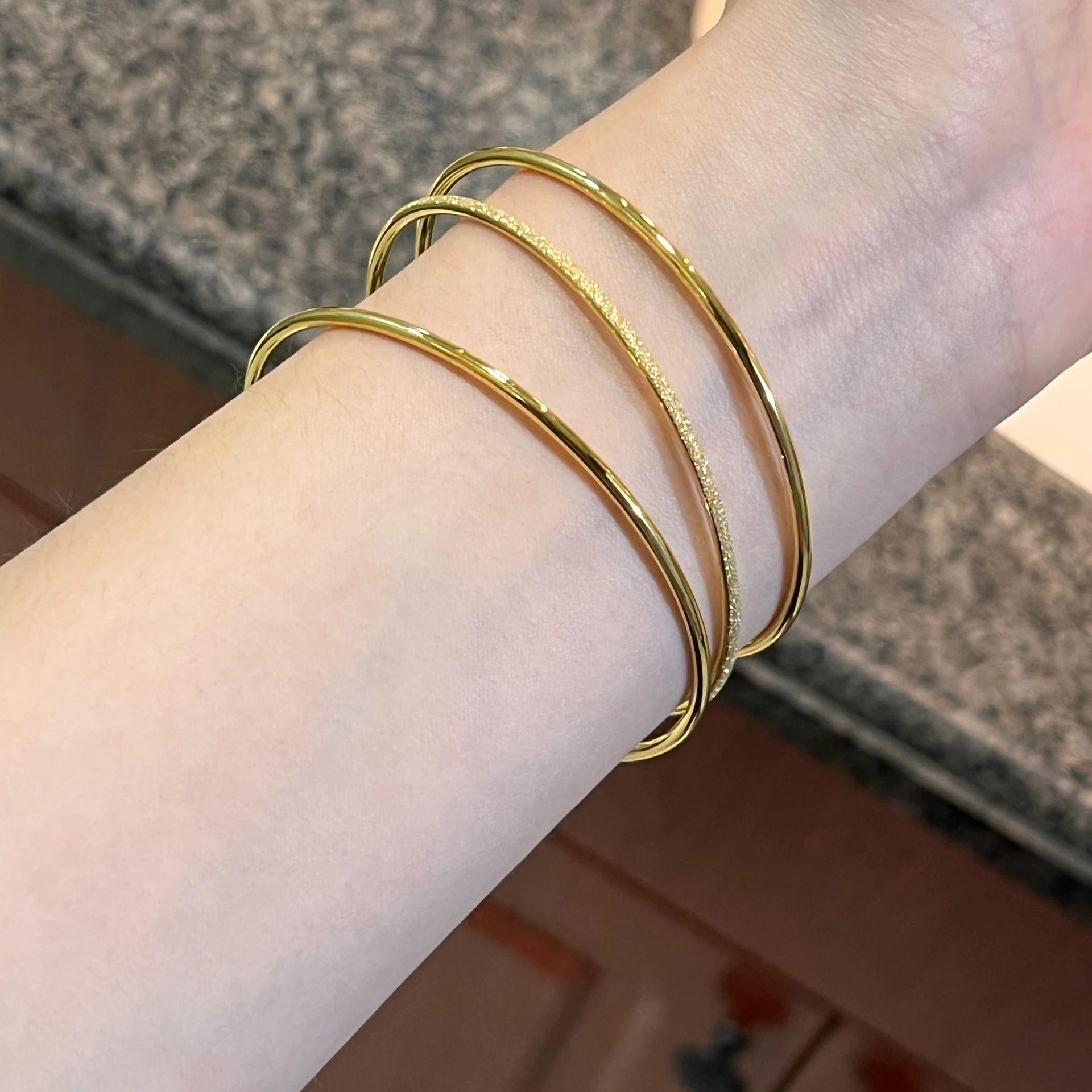 

Three Lives Three Worlds Women s Gold Two-Tone Multi-Circle Bracelet - High-End Niche Fashion, Long-Lasting Color, Personalized Design SZ211- Gold Two-Tone One Sand Bracelet [58mm]