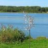 Kinetische Windmühlenskulpturen aus Metall, einzigartiger und magischer windbetriebener Spinnergarten