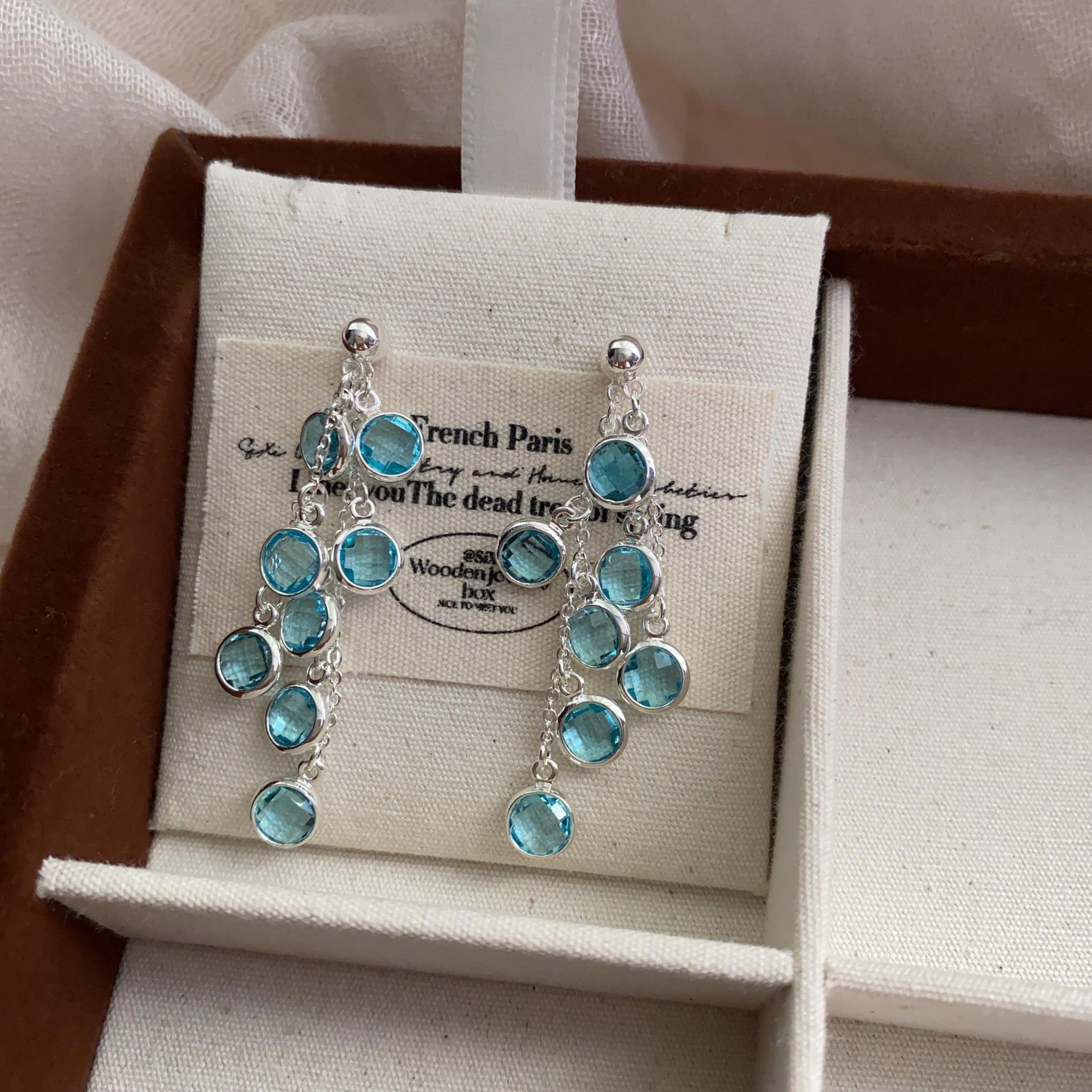 Wear blue crystal fringed earrings at the front and rear, long fresh temperament and thin super fairy earrings.
