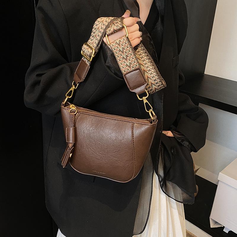 Popular new products niche retro style fashion wide shoulder straps women's casual versatile high sense simple solid color messenger bag