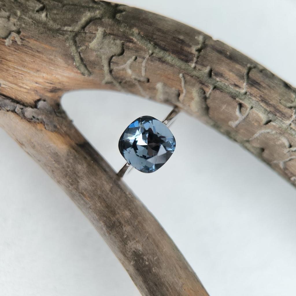 Серебряное кольцо с фианитами, вес изделия 3,15 гр (2146148)