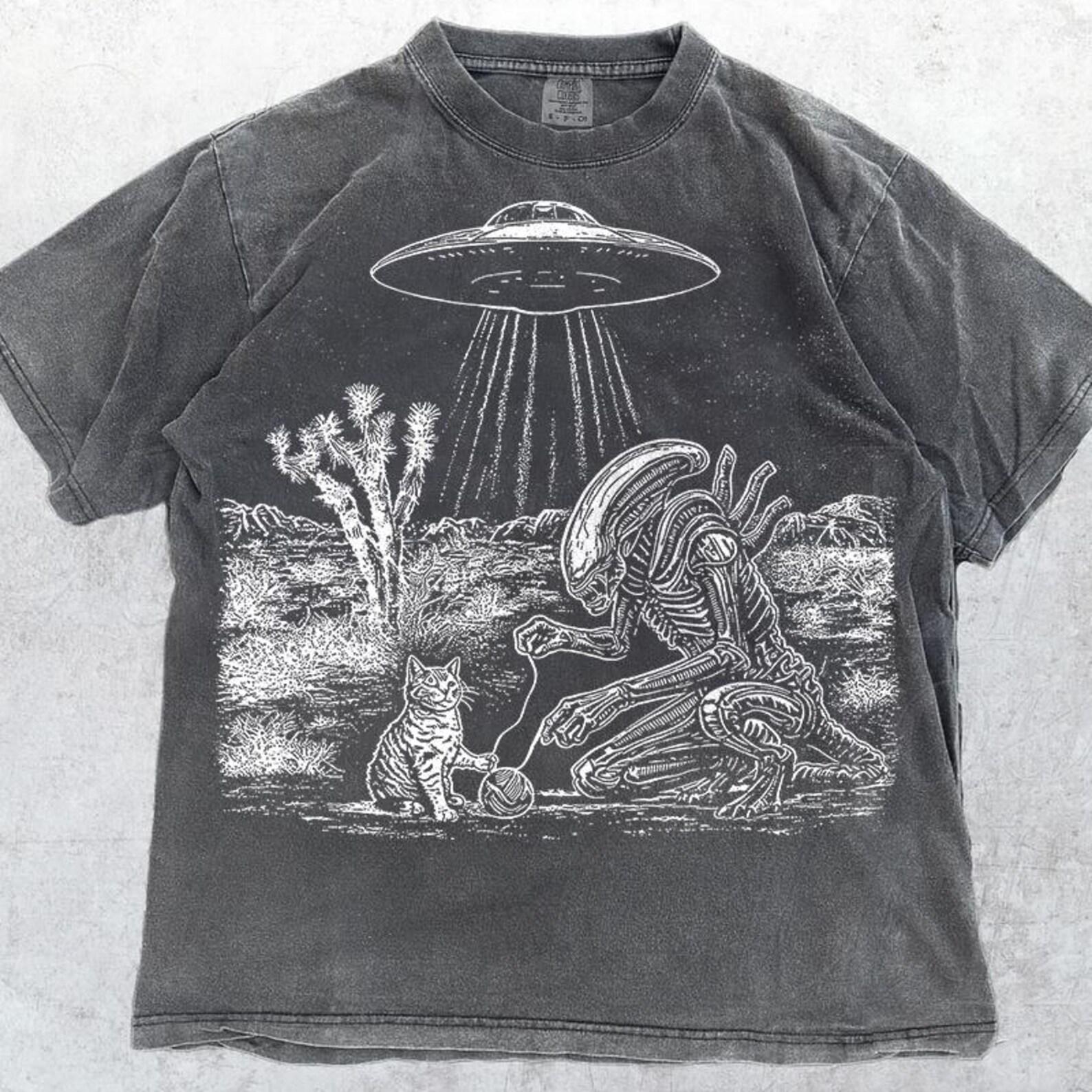 Alien Xenomorph and Cat T-Shirt - UFO Cowboy Cat Sweater: Retro Western Rodeo Tee Comfort Color 2XL