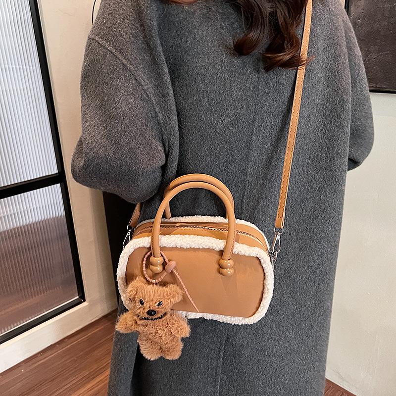 2025 New Versatile Retro Bowling Niche Design Handbag Lamb Wool Splicing Bag Women