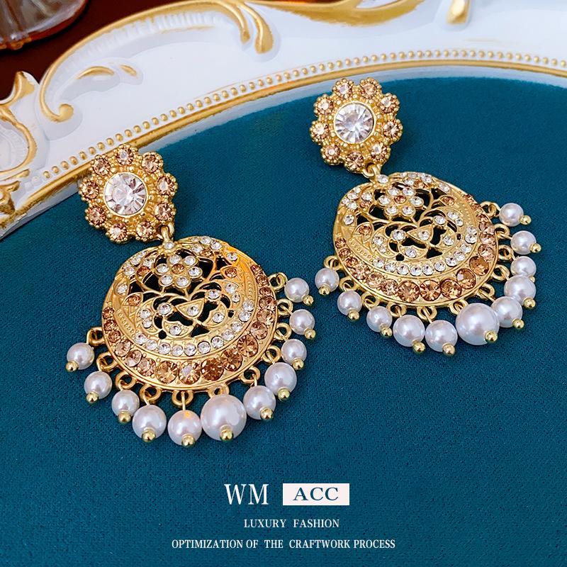 Vintage Stříbrné Visací Náušnice s Inkrustovanými Diamanty a Perlami - Dutý Design, Retro Dvorský Styl