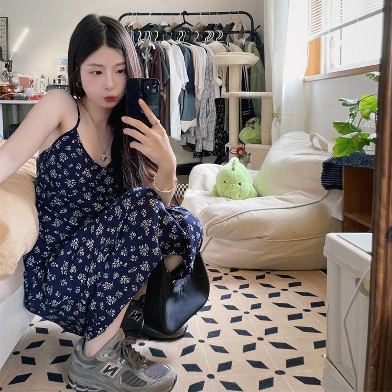 Coffee break French blue print floral backless suspender dress women's high-end vacation style temperament long dress pure desire