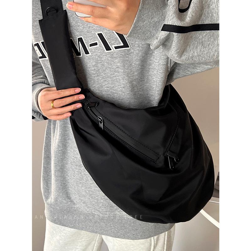 Japansk trend bred skulderstropp dumplingveske crossbody-veske herre Oxford-stoff enkel skulder stor kapasitet lerretsveske dame svart stor veske