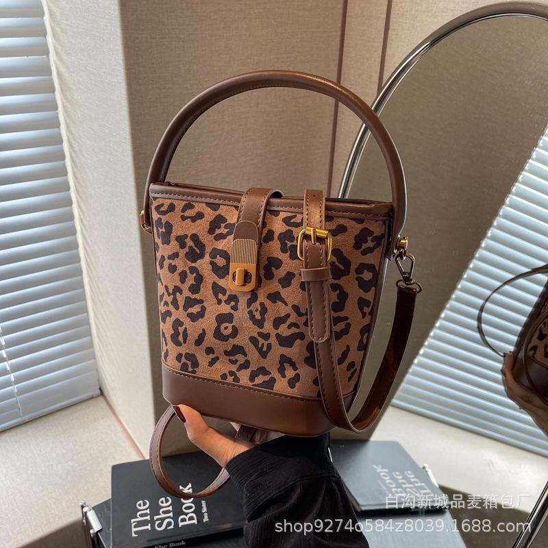2025 Autumn Popular Portable Small Bag Women's High-end Texture Fashionable Versatile Bucket Bag Foreign Style Leopard Print Messenger Bag