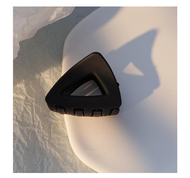 

Премиальная маленькая треугольная заколка-краб для женских причесок матовый черный