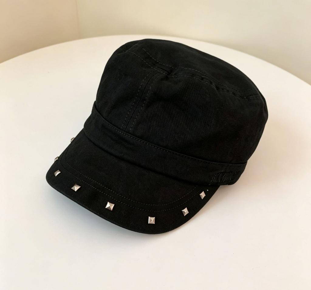Casquette plate rétro américaine à rivets pour femmes, nouvelle collection printemps-automne, béret noir polyvalent affinant le visage, petit chapeau
