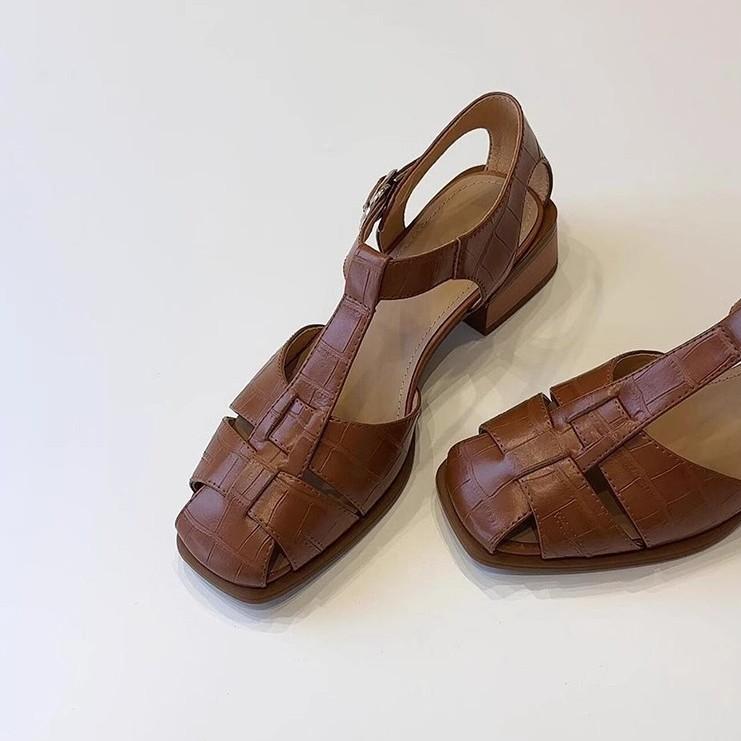 Spot version~ French casual woven hollow soft leather sandals women's retro thick heel pig cage shoes vacation style Roman shoes