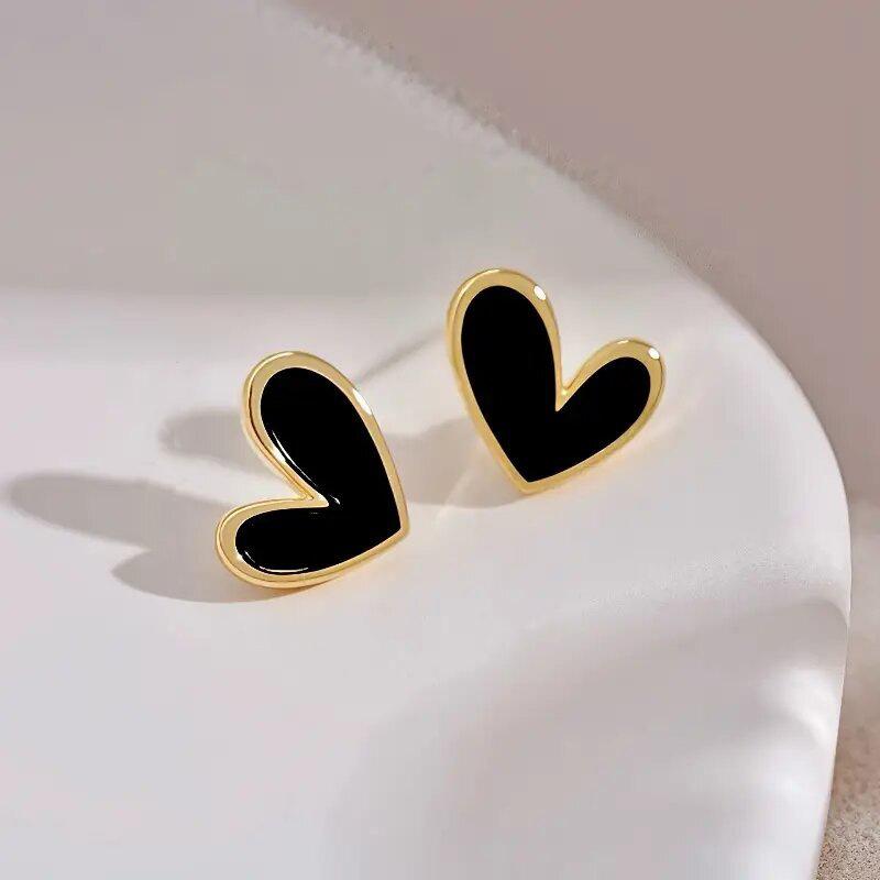 Korean version of love stud earrings, niche minimalist design retro earrings, high-end temperament heart-shaped jewelry