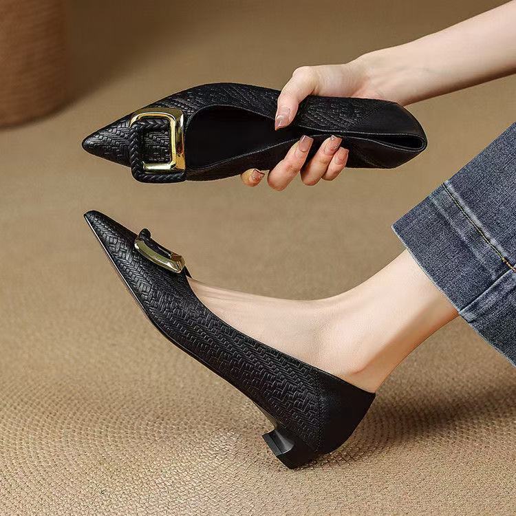 

Metal color matching square buckle pointed light mouth single shoes autumn new color matching low heels 40 чёрный