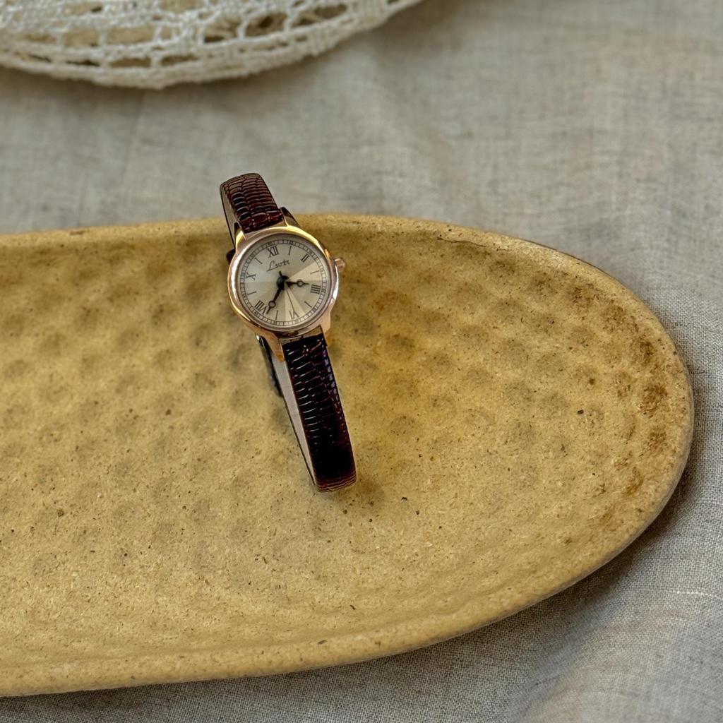 LSVTR Retro Ladies' Small Dial Leather Strap Waterproof Quartz Watch