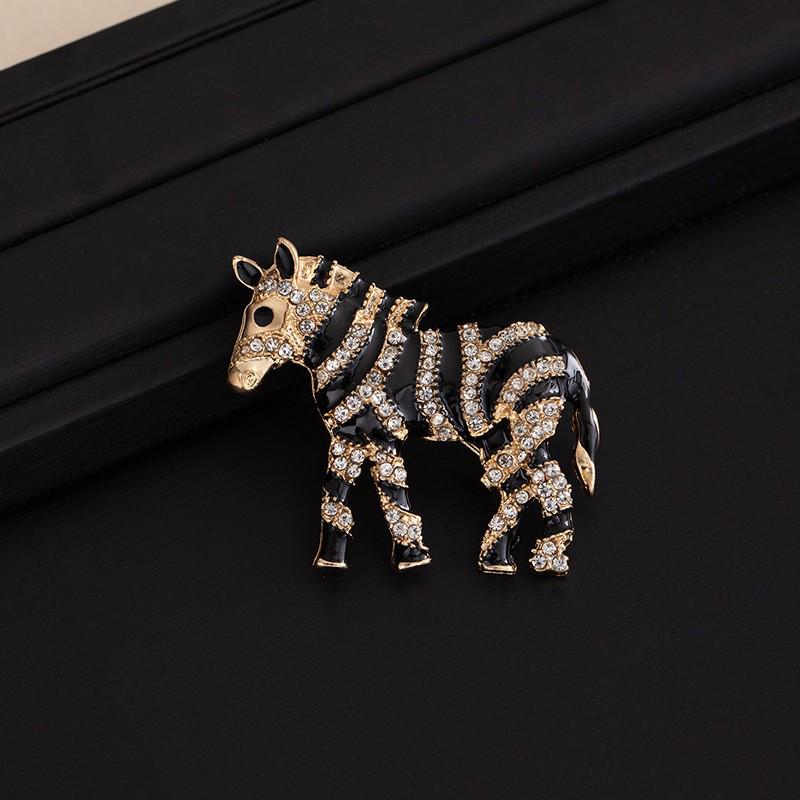 Elegant Zodiac Horse Brooch: Diamond-Inlaid Enamel Lapel Pin Accessory
