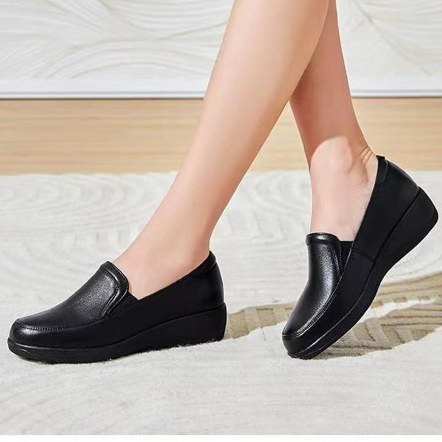 

Мягкая кожа удобные туфли из кожи для мамы среднего возраста нескользящая мягкая подошва танкетка повседневная толстая подошва для путешествий женские одинарные туфли на одном педале sp 40 чёрный