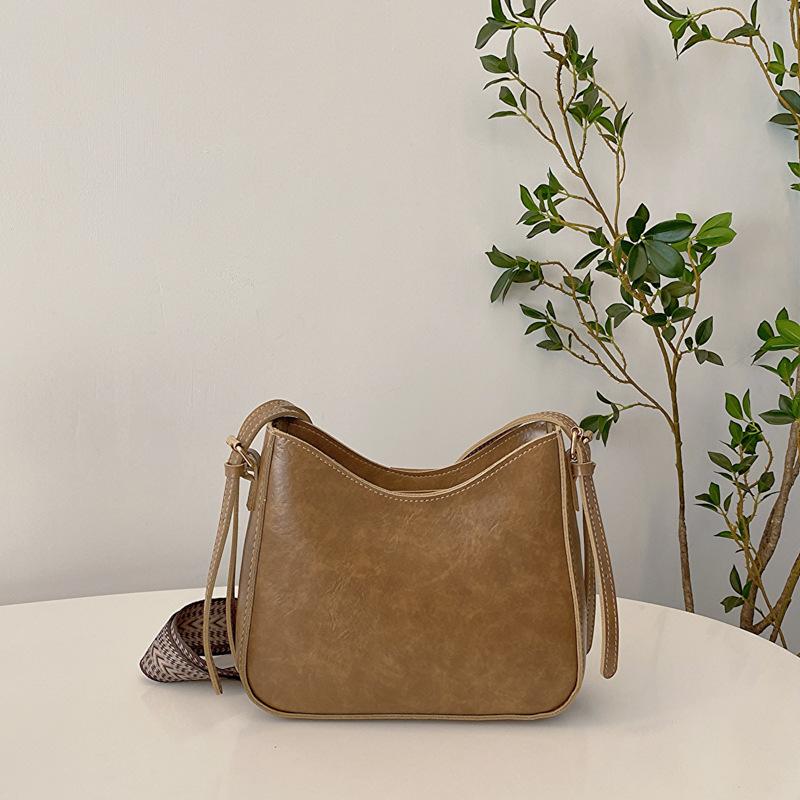 Retro fashion simple temperament wide shoulder strap shoulder bag women's early spring new versatile messenger bag women