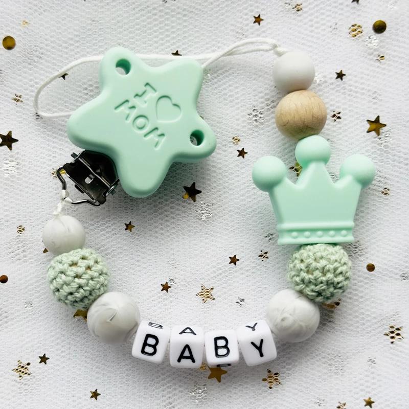 NEUER Individuell Personalisierter Name Schnullerkette Handgefertigte Buchenholz-Kette Silikon-Kronenhalter Schnuller Baby Zahnungsspielzeug Kauspielzeug Geschenk