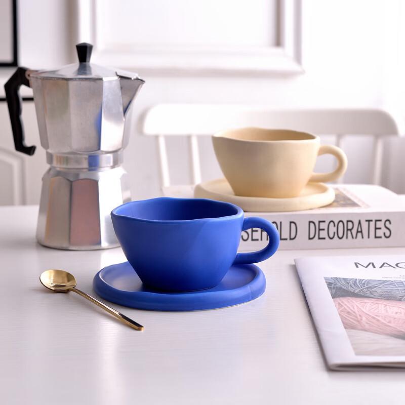 Unregelmäßiger handgeformter Keramik-Kaffeebecher