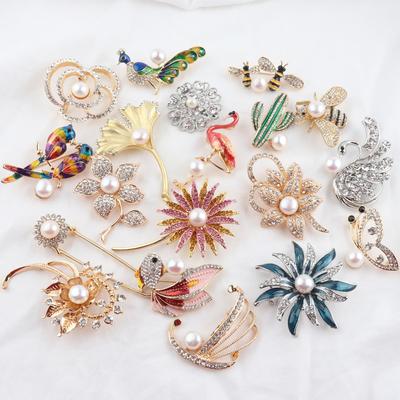 Módní perlová brož z luxusní slitiny s kamínky a zvířecí brož, dámské oděvní doplňky, brož s olejovou kapkou