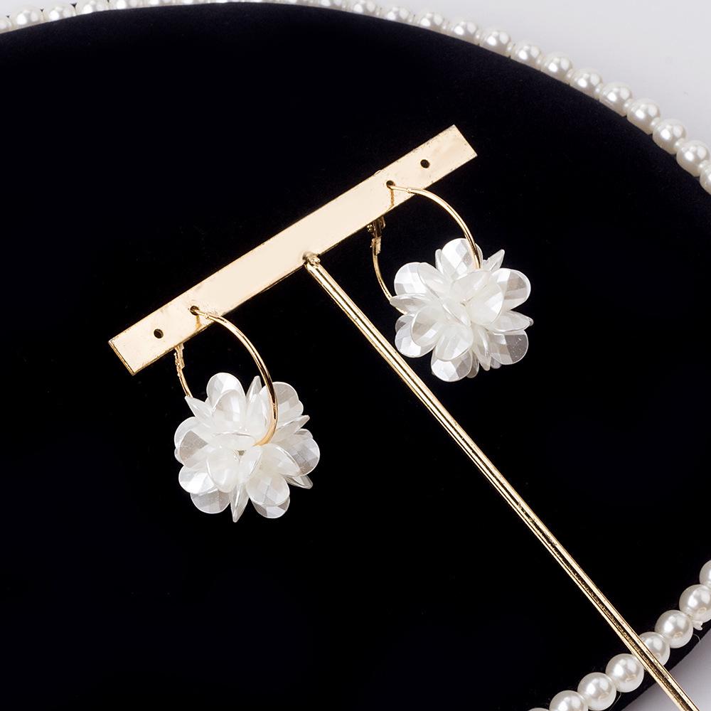 Korean 3D Flower Pearl Earrings – Elegant, Versatile, Fairy-Inspired Ear Cuffs for Women