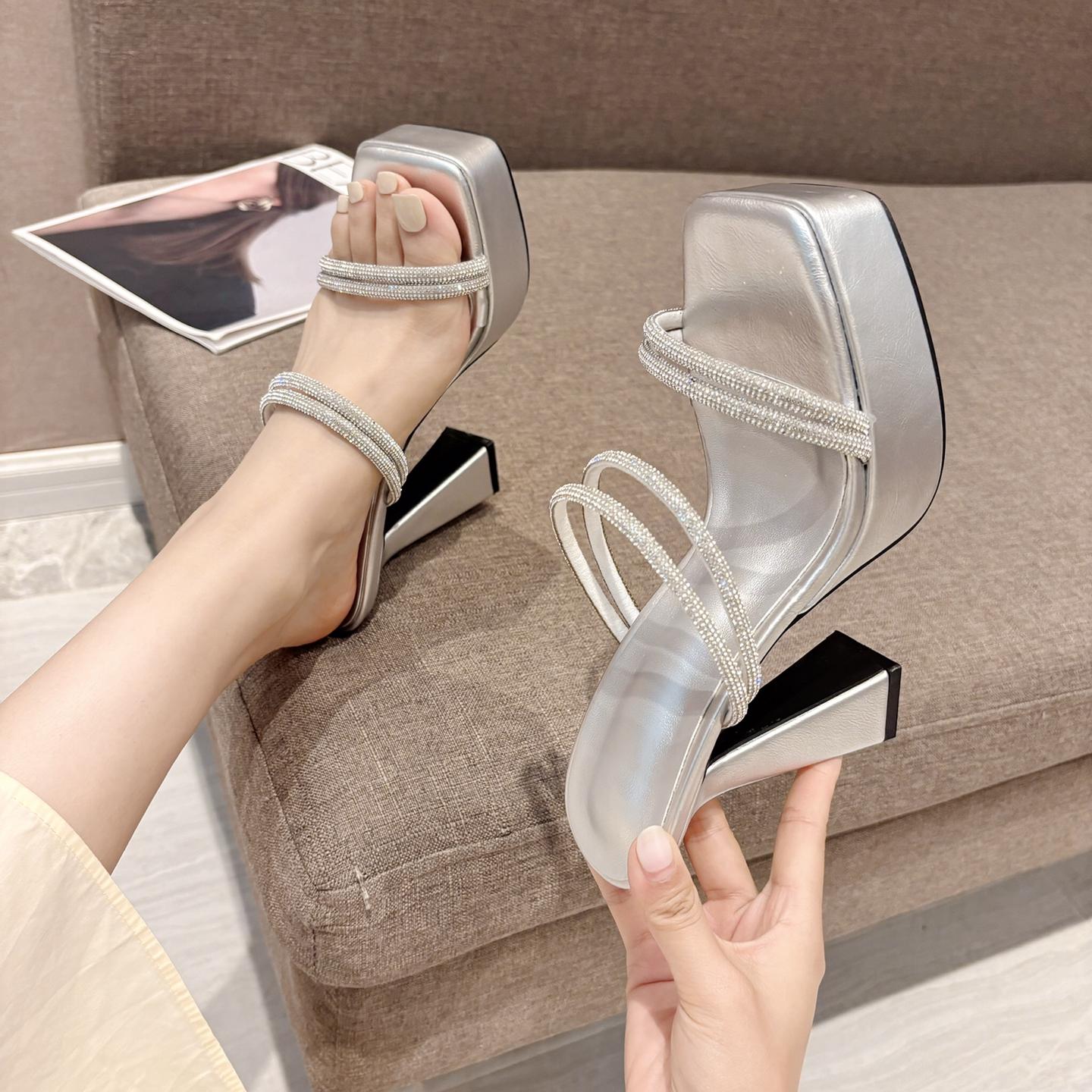 

Мода 2024 Летняя Распродажа Женской Обуви Квадратный Носок Бежевые Босоножки на Каблуке Эспадрильи Платформа Ремешок с Пряжкой Новые Комфортные Низкие Вечерние Черные 39 серебряный