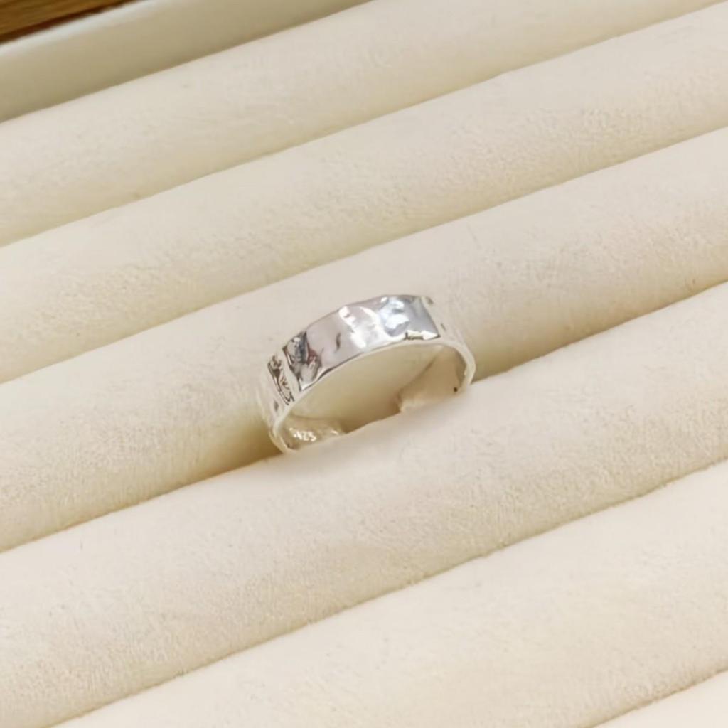 Fashionable Textured Tin Foil Ring with a Versatile Niche Design