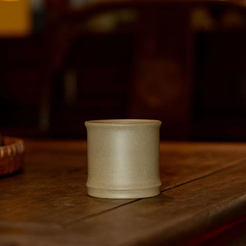 Lila Sandbecher aus Yixing, rohes Erz, grünes Segment, Schlamm, Bambus, zeitungssicherer Becher, reiner, handgefertigter Relief-geschnitzter Bambusbecher, 160 ml