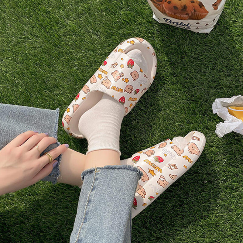 Smile Strawberry Slippers Ivory-FREE size