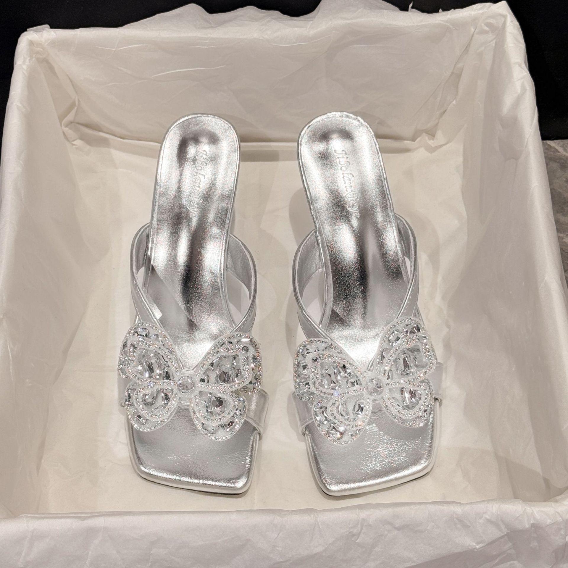 

Летние новые бабочки стразы темперамент универсальные квадратный носок толстый каблук низкий каблук шлепанцы 40 серебряный