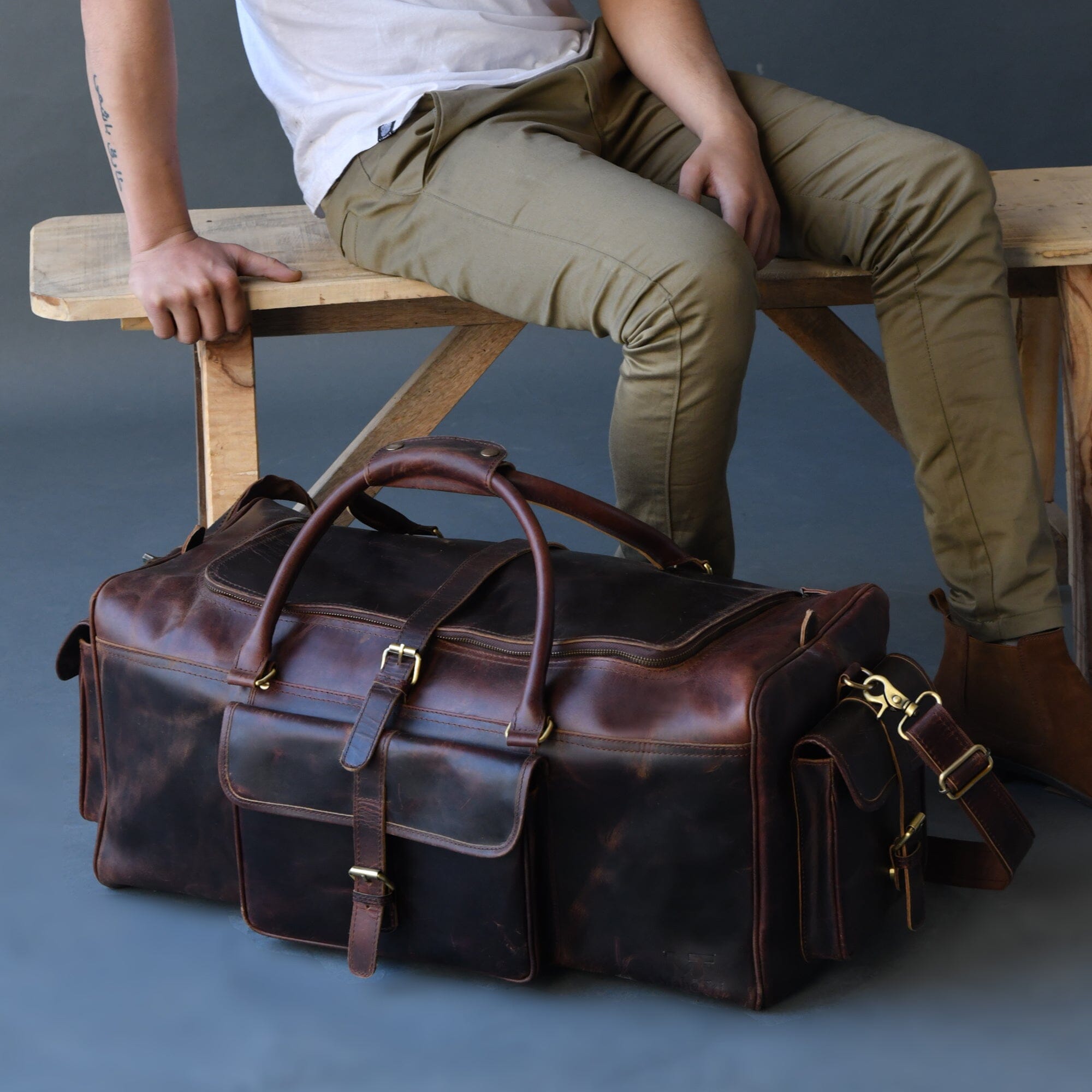 

MaheTri The Stellan Buffalo Duffel Premium Leather Travel Duffel Bag with Spacious Main Compartment & Adjustable Shoulder Strap for Men & Women 20 Inch коричневий