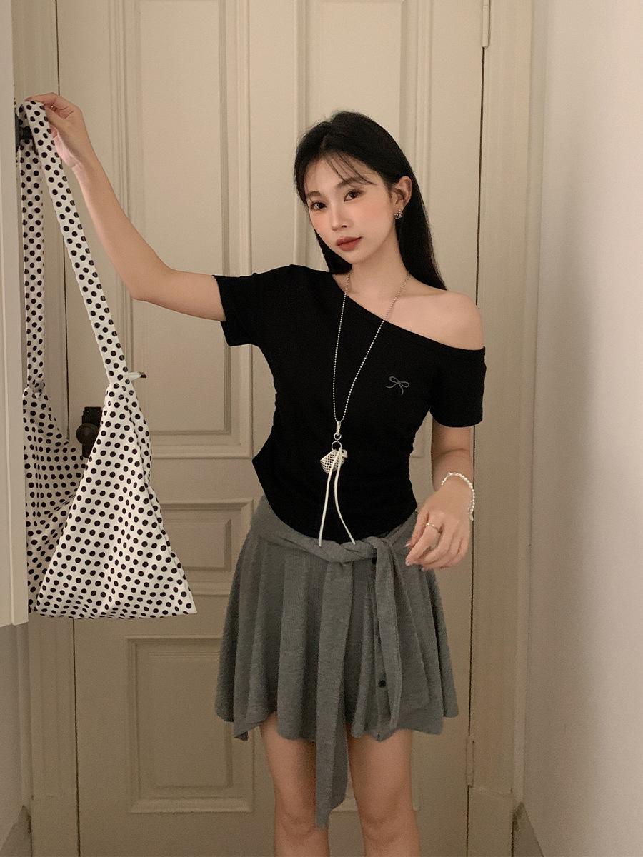 

Irregular diagonal collar off-the-shoulder thin short-sleeved T-shirt women s summer new pleated waist sweet Spice Girl embroidered short top S чёрный